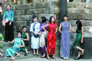 重庆/拍照时，很多女同学都尝试着各种造型，希望把青春定格在这一...