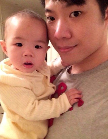 黄奕老公晒和女儿合影 宝贝十月大酷似老爸