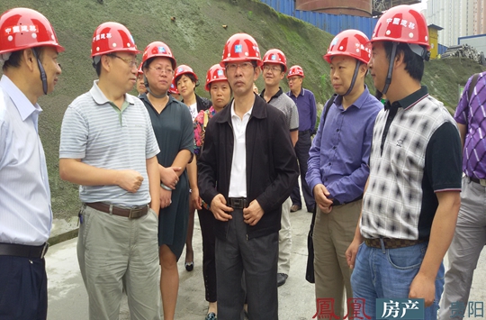 贵阳市人大常委会副主任吴应涛到花果园双子塔调研指导