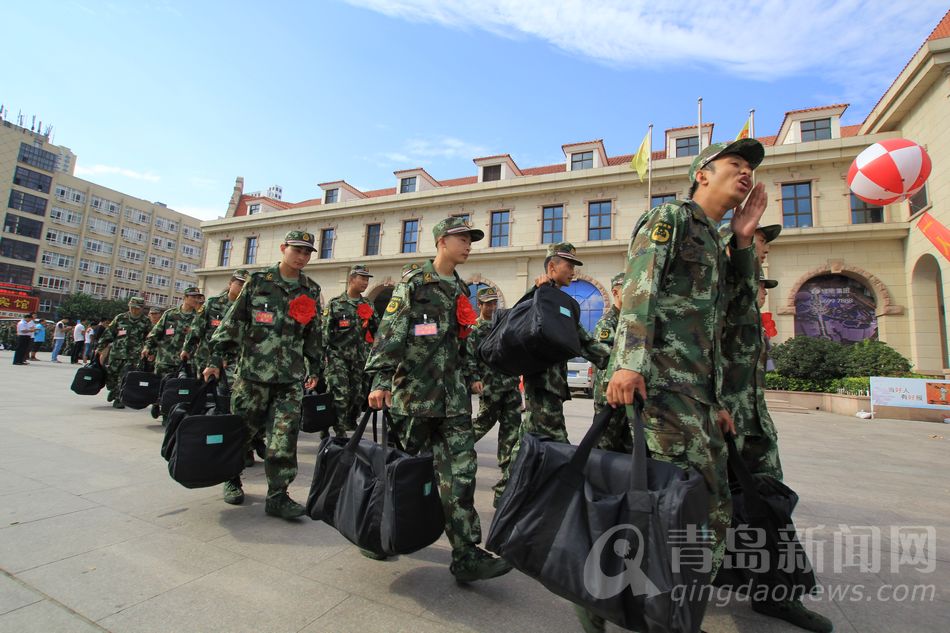 青岛首批新兵奔赴军营 超三成是大学生 (高清组图)