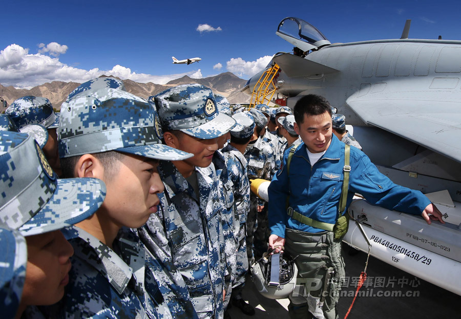 中国空军驻藏歼10基地曝光 战机画鹰头图案(组图)