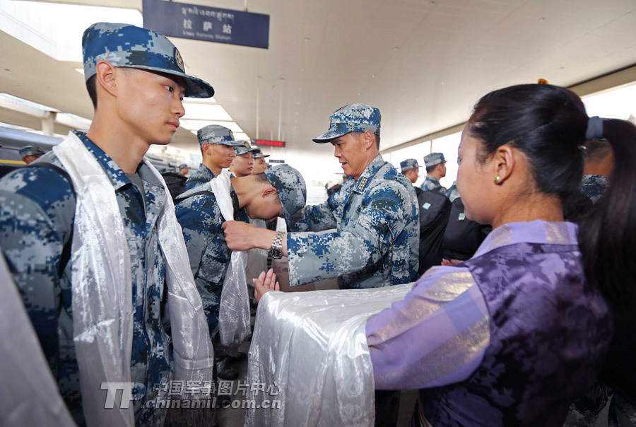 中国空军驻藏歼10基地曝光战机画鹰头图案组图