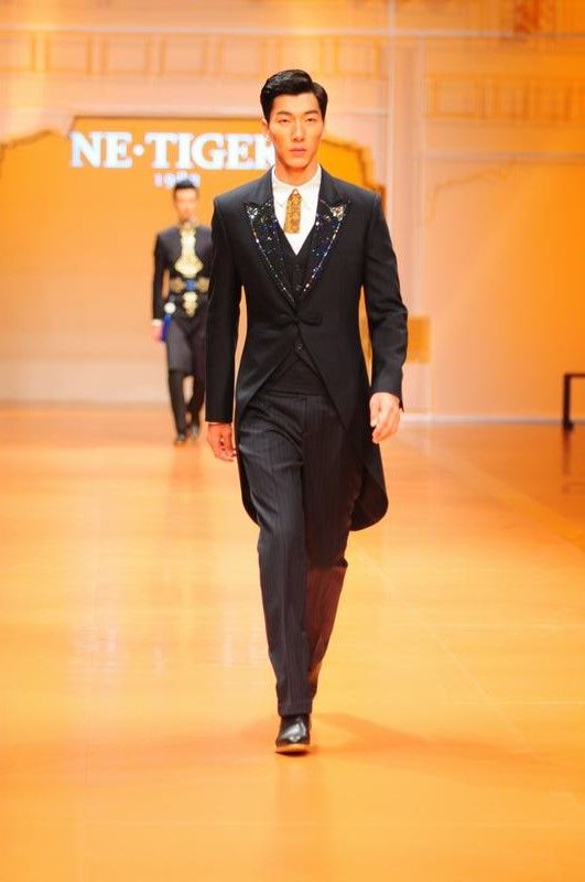 2013年10月25日，NE•TIGER 2014春夏高级定制系列华服发布会在中国时装周是隆重登场。