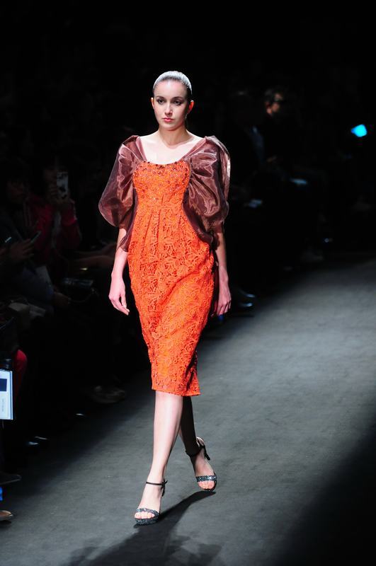 2013年10月26日，Stella Lam•林若苹礼服发布会
在中国时装周上亮相。
