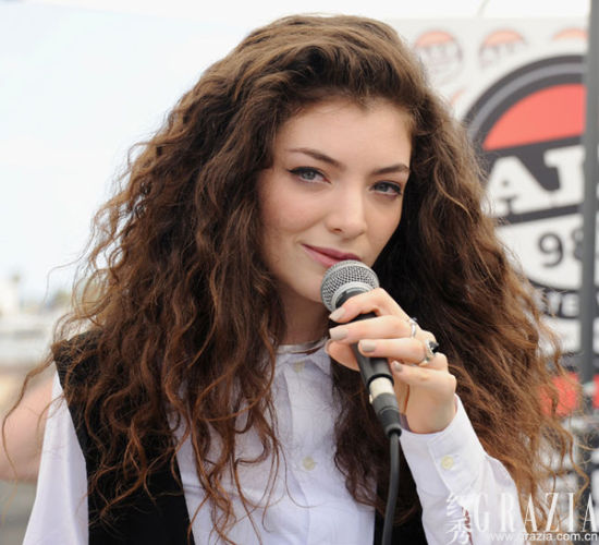16岁女歌手Lorde成老佛爷Karl新缪斯