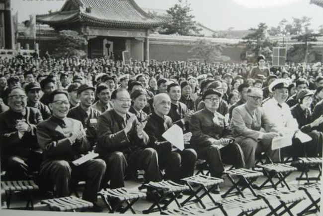 张春桥旧照:1974年坐在马扎上看五一节联欢会
