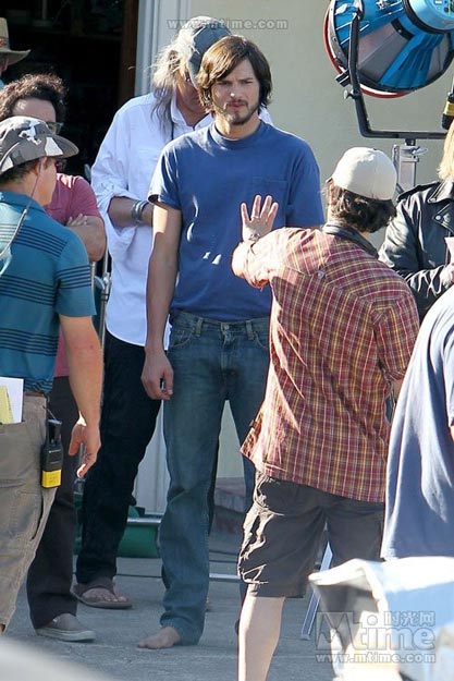 《乔布斯传》再曝片场照 艾什顿库彻扮相惊人