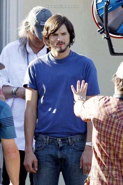 《乔布斯传》再曝片场照 艾什顿库彻扮相惊人