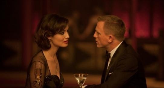 新《<em>007</em>》再曝剧照+两位<em>邦女郎</em>低胸装妩媚亮