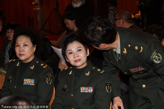 董文华贺总政歌舞团60周年庆 穿军装与蔡国庆