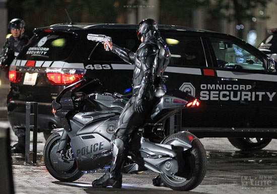 新版《机械战警》补拍夜戏 装甲战士街头持枪