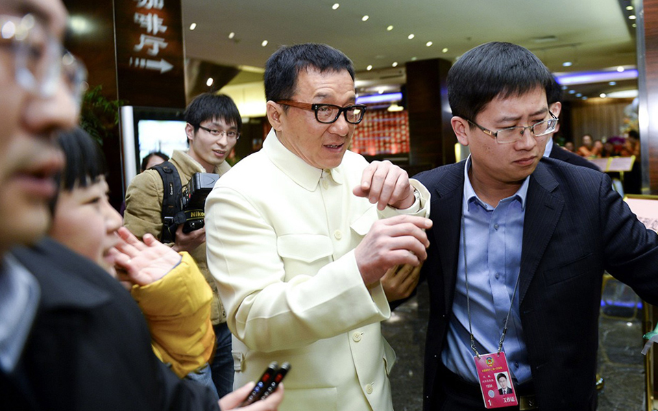 啧啧啧 什么乱七八糟的,烦死了 姚明等明星委员参加两会遭围堵