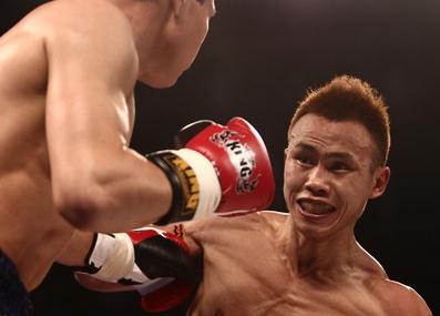 格斗大赛-周志鹏完美KO日本新星 披国旗敬军礼