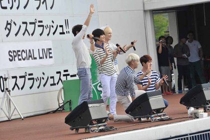 韩团shinee空降东京 8000比基尼辣妹泳池热捧(图)