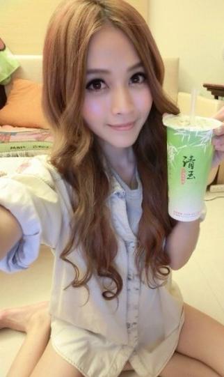 “小林志玲”冯媛甄自封宅女神 晒露腿照被赞销魂(图)