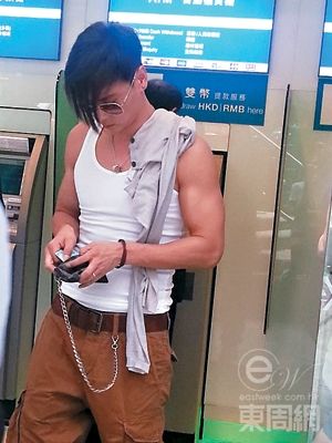 蔡少芬丈夫张晋人气大增 街头取钱露肌秀麒麟臂(图)