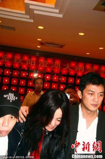 2007年10月26日，苏州，刘嘉玲、梁朝伟请好友吃饭。ps 摄图片来源：CFP视觉中国