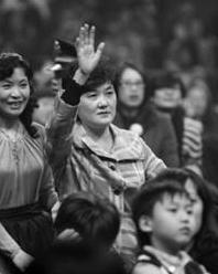 李宇春父母现身女儿演唱会 其母酷似朴槿惠(图)