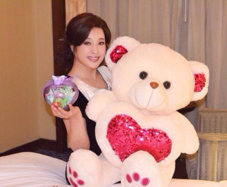 刘晓庆圣诞节获赠熊公仔 一脸童真爱不释手(图)