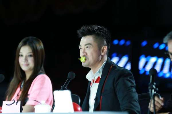 《达人秀》20强悬而未决:苏有朋吸奶嘴 容嬷嬷唱嗨歌