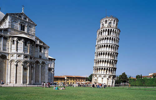比萨斜塔是比萨城的标志,1987年因其对11世纪至14世纪意大利建筑艺术