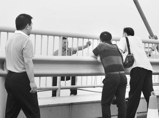 武汉一大巴遭劫持劫匪现场对峙谈判专家