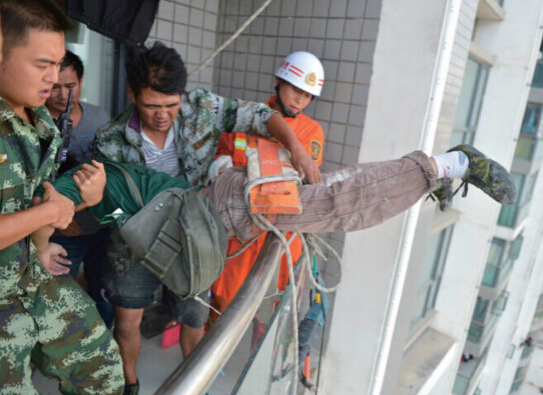 贵州男孩割断工人安全绳 命悬8楼惊险一幕