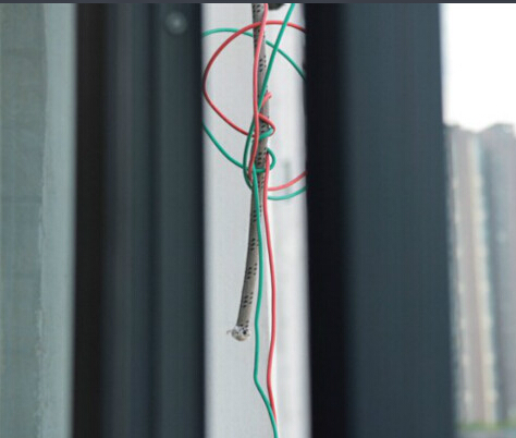 贵州男孩割断工人安全绳 命悬8楼惊险一幕