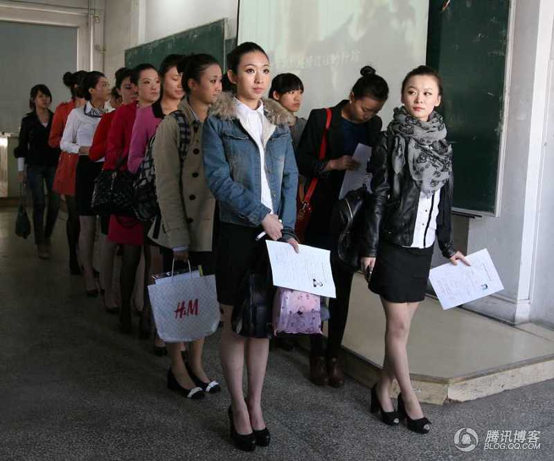 700美女选空姐+现场脱黑丝秀美腿