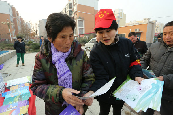 小红帽宣传安全用电 志愿者服务进社区