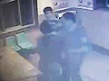 舞伴因事没能陪跳 女子冲进派出所追打