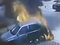 实拍妻子与夫吵架烧自家轿车 车轮爆炸撞楼