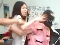 少女街头辱骂扇母亲耳光 遭众人按倒在地