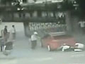 实拍广东司机违章碾压警车 加大油门逃逸