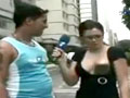 美女记者街采时“意外”走光露胸部 