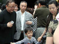 63岁王刚携5岁爱子亮相 小20岁娇妻曝光