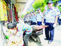 武汉城管执法36计：50人围观“盯走”摊贩
