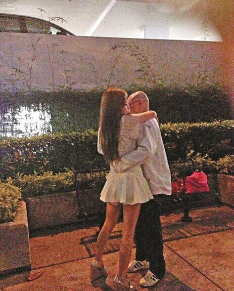 78岁蓝洁瑛追求者约会嫩模 公园亲热场面香艳