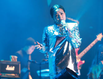 何洁产后瘦身50斤复出开唱