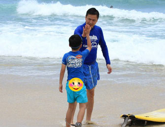 王中磊与威廉弟弟澳洲冲浪