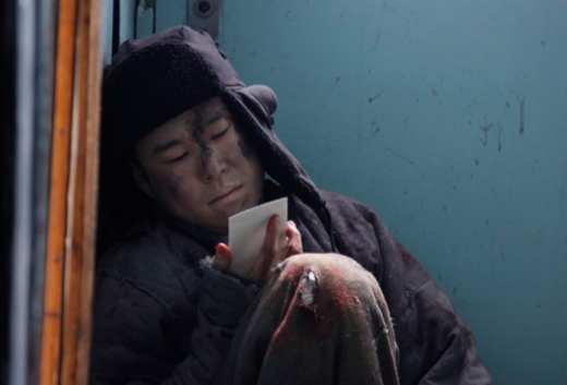 《老兵》枪战谍战都有东北味 刻意弱化的幽默