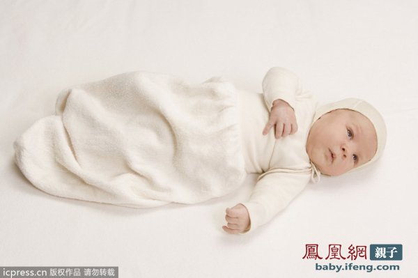 宝宝出生时多少斤最健康聪明?(东方IC供图) 你生下来的时候多少斤?快回忆一下,因为科学家说出生体重可能影响你的智商高低、身材胖瘦,甚至可以影响你一生的健康比如说,你将来是不是更容易得糖尿病、高血压、呼吸疾病、精神疾病甚至是癌症。别以为我忽悠你,这是有研究证据的。 足月的小宝宝刚生下来时,体重在5斤到8斤的范围内比较合适,如果你还不到5斤,就是低体重儿,如果超过了8斤,就是巨大儿啦。 出生时越重智商越高? 英国医学研究协会理查斯博士领导了一项研究,对3900名1946年出生的男女进行追踪调查,