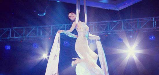 宋佳女儿张楚楚高空舞水袖(图)
