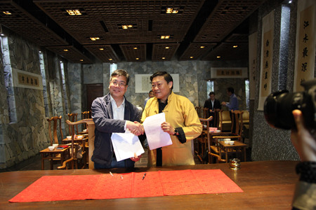 人民东方出版传媒集团与龚鹏程先生签订战略合