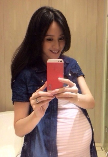 娱乐  台湾女星曾恺玹微博上传怀孕八个月巨肚照,震撼网友!