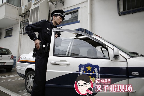 佩枪警察张令合