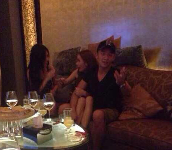 郑恺现身ktv玩乐 与一女子亲密照曝光