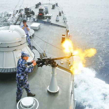 中国海军郑和舰在东沙海域进行实弹射击演练 