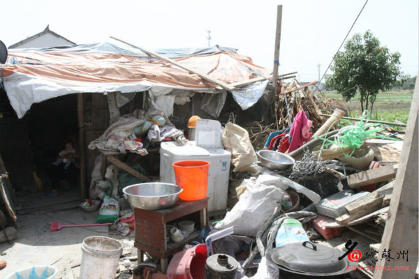 江苏：夫妇生10个孩子靠捡垃圾维生 每月收入八九百