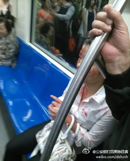 上海轨交乘客起冲突：女子脱下高跟鞋砸破男子头(图)